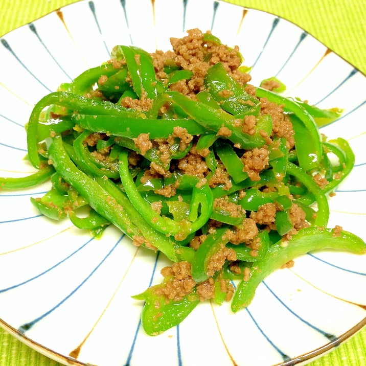 お弁当にも！パッと作れるピーマンの挽肉炒め。